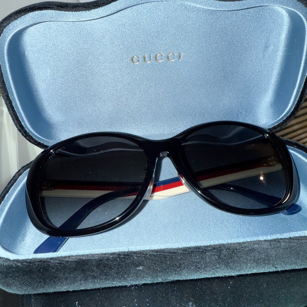 Gucci Elegant Black Sunglasses Oversized